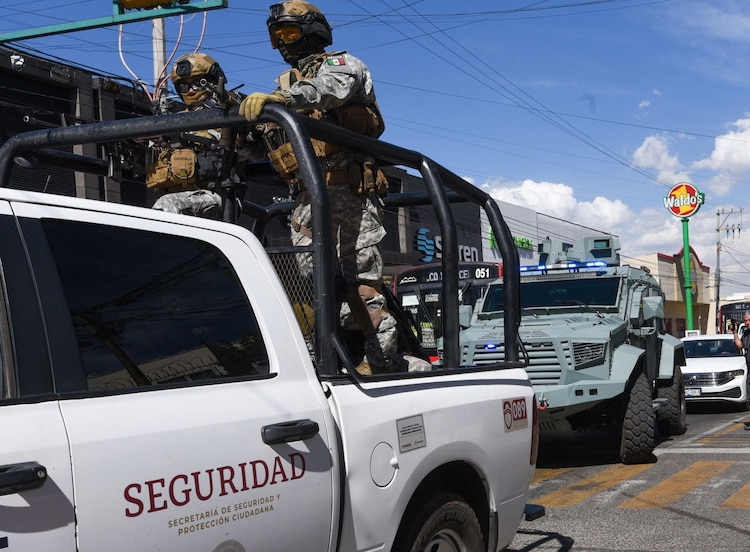 Agentes de la SSPC a bordo de una unidad oficial, en una fotografía ilustrativa.