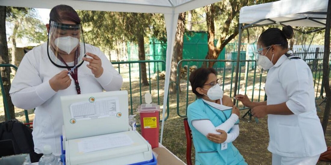 Aplicación de vacuna a personal médico que atiende pacientes Covid-19.