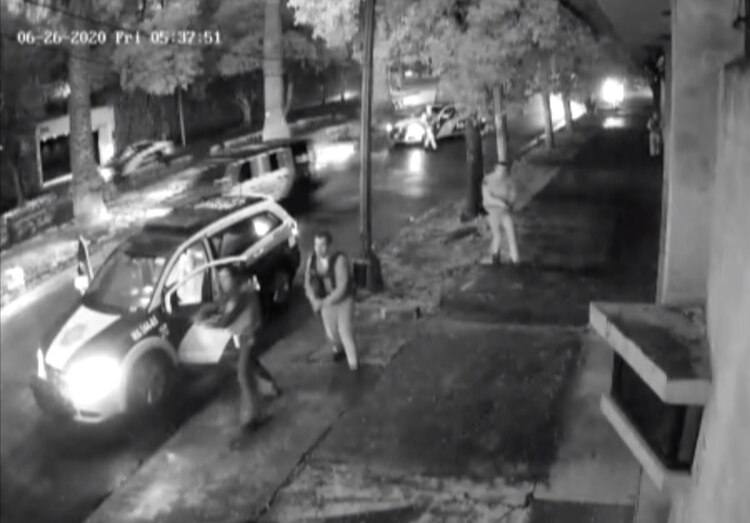 Policías se enfrentan con el grupo de agresores que participaron en el atentado contra Omar Garcia Harfuch.