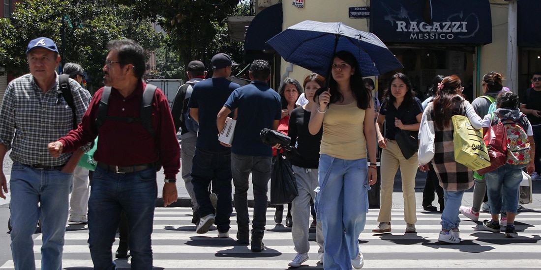 En esta imagen cotidiana, personas cruzan la calle 20 de noviembre del Centro Histórico de la Ciudad de México