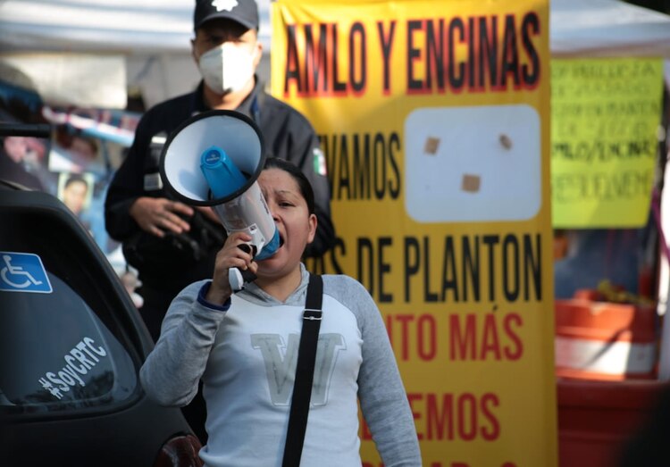 Periodista abandona plantón tras amenazar con prenderse fuego frente a Segob.