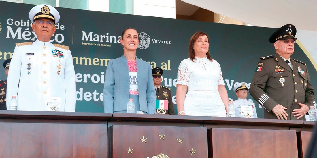 LA PRESIDENTA, ayer, con el almirante Morales, Rocío Nahle y el general Trevilla.