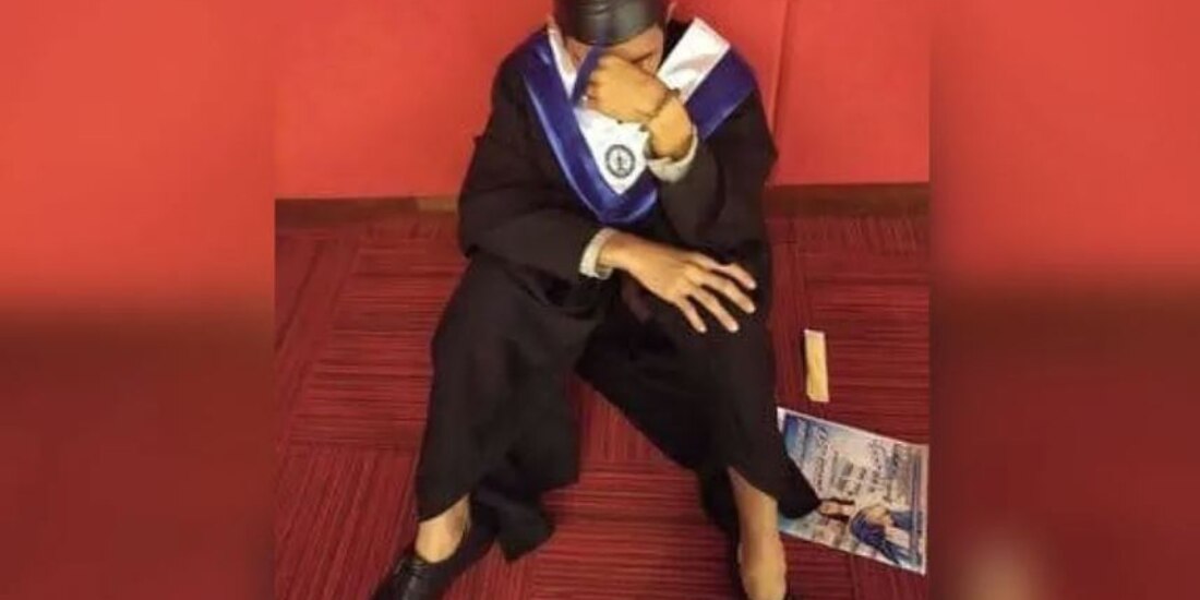 Joven llora porque nadie de su familia fue a su graduación