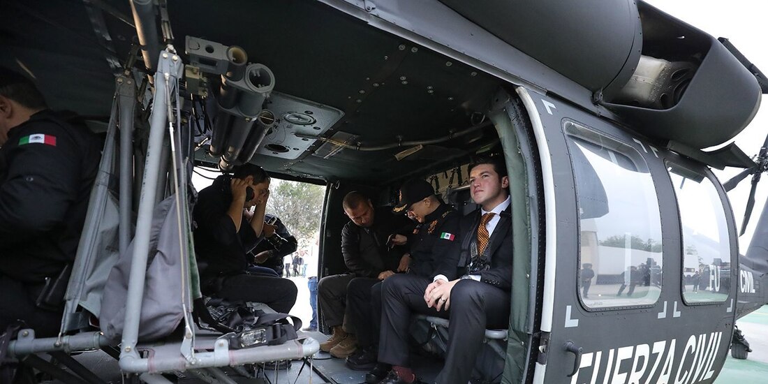 El gobernador Samuel García, ayer, al presentar un nuevo helicóptero para la agrupación Fuerza Civil.