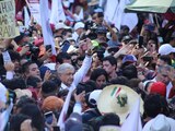 AMLO en medio de cientos de simpatizantes.