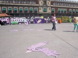 Vallas metálicas resguardan el Palacio Nacional previo a las manifestaciones previstas para hoy, con motivo del Día Internacional de la Mujer.