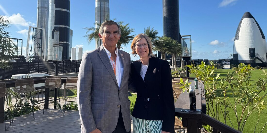 En la imagen, el gobernador Américo Villarreal y Kathy Lueders, directora de la Starbase. Foto: Gobierno de Tamaulipas