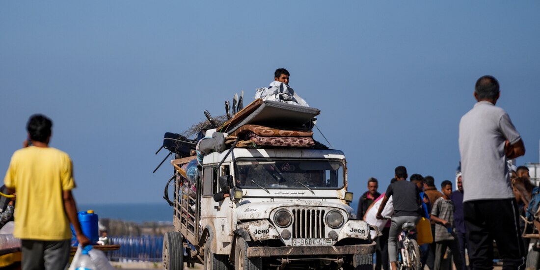 Residentes gazatíes continúan movilizándose lejos de Rafah tras el operativo israelí en la zona, ayer.