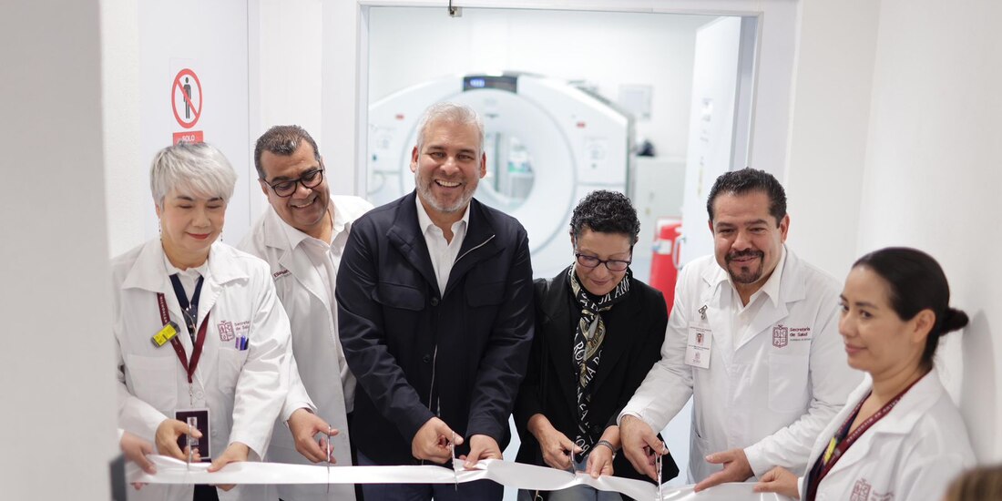 En la imagen, el Gobernador constitucional de Michoacán.