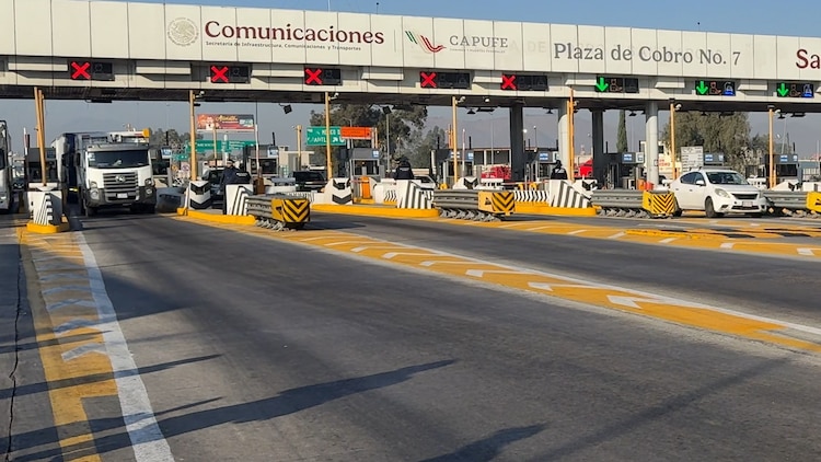 Carriles de cobro electrónico de Telepeaje operados para agilizar el flujo de tránsito y reducir el uso de efectivo.
