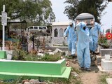 Sepultureros del panteón de San Nicolás Tolentino, inhuman un cuerpo contagiado con COVID-19.