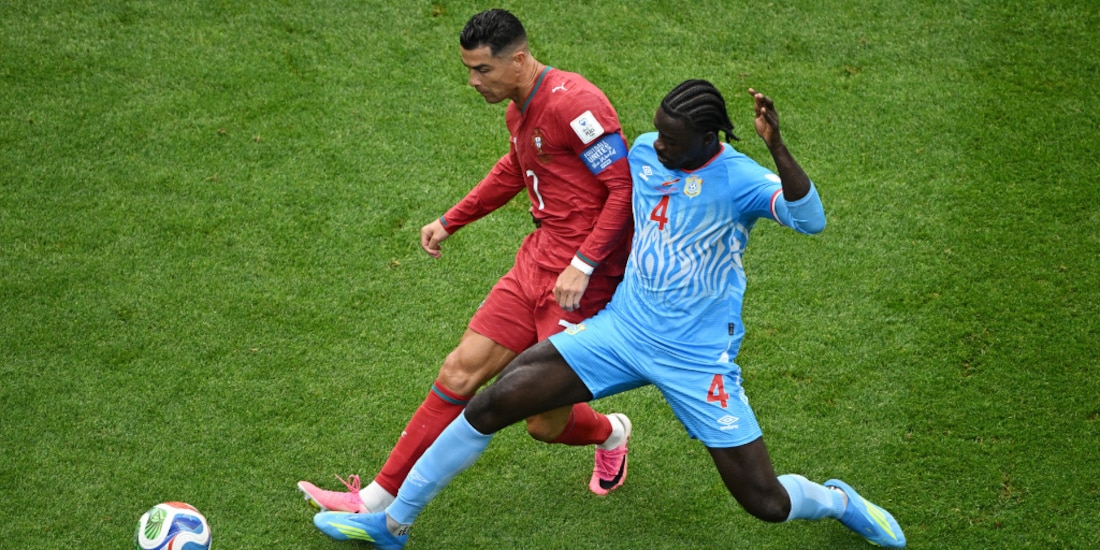 Cristiano Ronaldo y Axel Tuanzebe en una acción durante el partido.