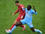 Cristiano Ronaldo y Axel Tuanzebe en una acción durante el partido.