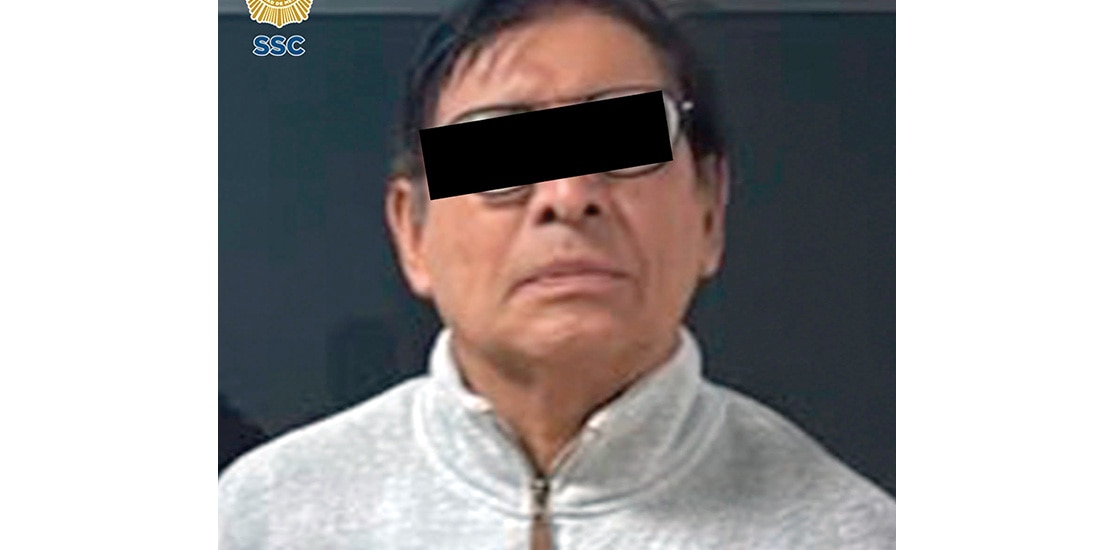 El sujeto de 86 años, presunto ladrón, luego de ser detenido por policías, ayer.
