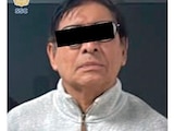 El sujeto de 86 años, presunto ladrón, luego de ser detenido por policías, ayer.