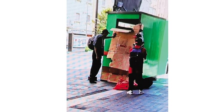PERSONAS cubren el sitio mientras otra lo
usa de baño