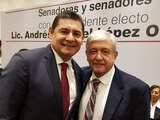 El senador Alejandro Armenta con AMLO.
