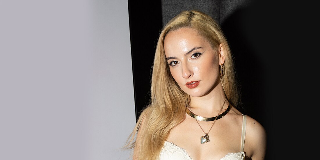 La artista Shirel en una sesión de fotos