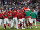 Jugadores de la selección mexicana celebran su triunfo sobre Puerto Rico en los cuartos de final del Clásico Mundial de Beisbol 2023