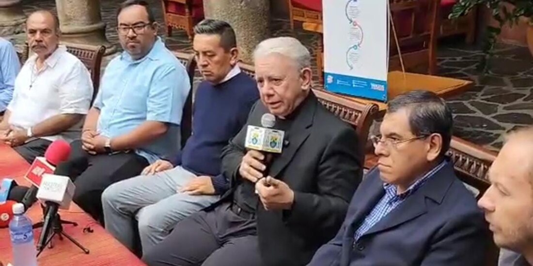 El obispo de Cuernavaca, Ramón Castro Castro, durante la conferencia de prensa que ofreció ayer para convocar a la ciudadanía a una caminata por la paz .
