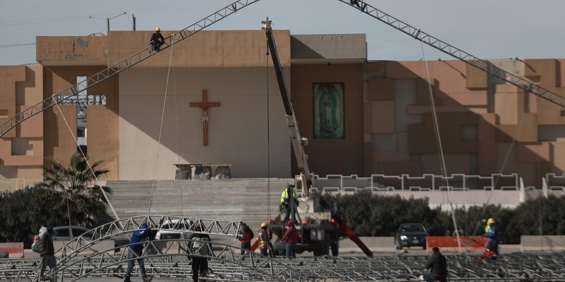 Trabajadores comienzan la instalación de un albergue temporal para deportados de EU, en Ciudad Juárez, ayer.