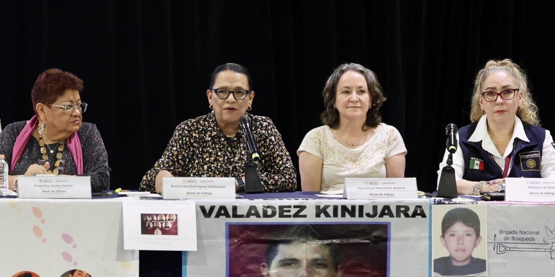 De izq. a der.: Ernestina Godoy, Rosa Icela Rodríguez, Sara Irene Herrerías y Monserrat Rizo, ayer, durante la mesa de diálogo con colectivos.