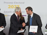 El gobernador Alfredo Del Mazo y el jefe del INE, Lorenzo Córdova, ayer.