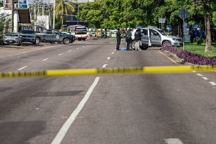 CULIACÁN, SINALOA, 15 DE JULIO DE 2025.- El comandante David Cristóbal Barraza Sainz, conocido como el Comandante “Nitro”, fue asesinado este martes durante una emboscada, supuestamente perpetrada por un grupo armado sobre el bulevar Pedro Infante, una de las avenidas más transitadas de la ciudad. Viajaba en una camioneta blindada junto a su esposa cuando ocurrió el ataque, frente a las oficinas de la Secretaría de Educación Pública y Cultura. Barraza Sainz, exlíder del grupo Élite de la Policía Estatal Preventiva, murió en el lugar. Su esposa resultó herida. Elementos de corporaciones estatales, la Guardia Nacional y el Ejército acudieron al sitio, sin embargo, no se reportaron detenciones. FOTO: JOSÉ BETANZOS ZÁRATE / CUARTOSCURO.COM