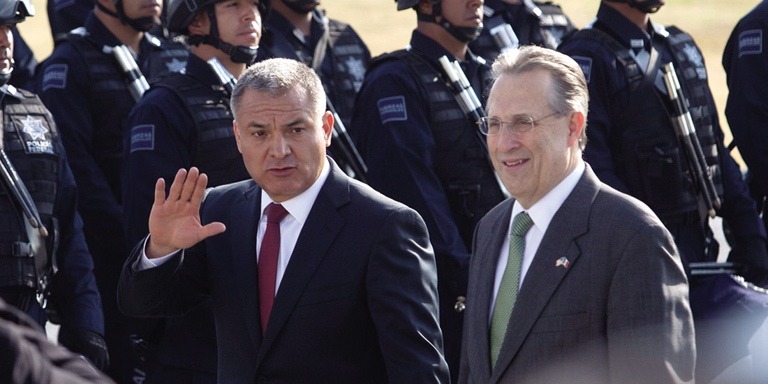El exsecretario de Seguridad Pública, Genaro García Luna, y el exembajador de EU, Anthony Wayne, en foto de archivo.