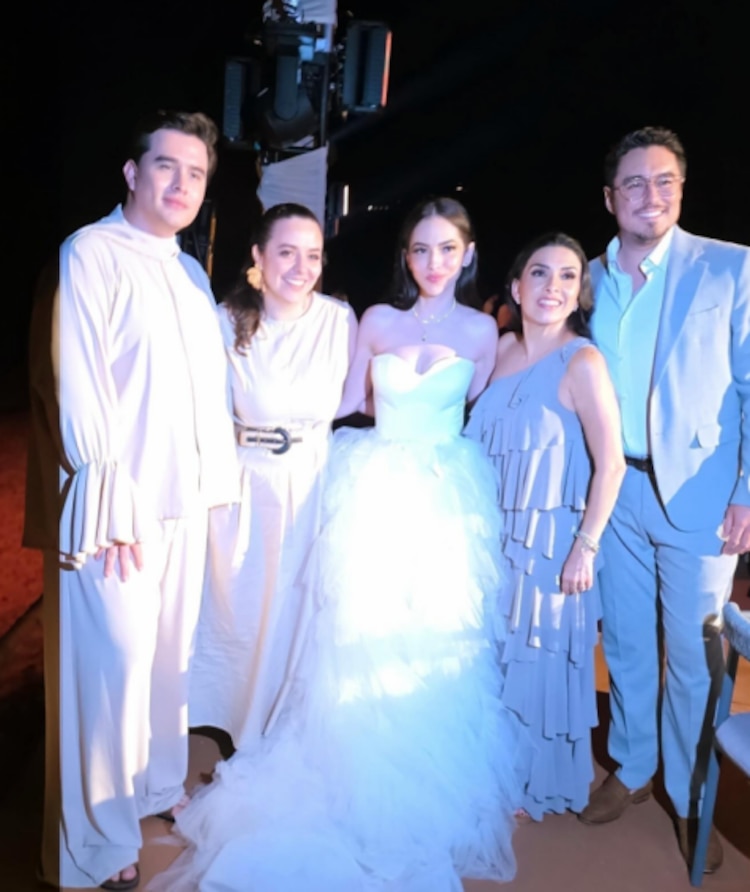 Paty Cantú posa con invitados