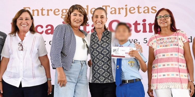 De izq. a der.: Rocío Nahle, mamá e hijo beneficiarios con Claudia Sheinbaum y Leticia Ramírez, ayer.
