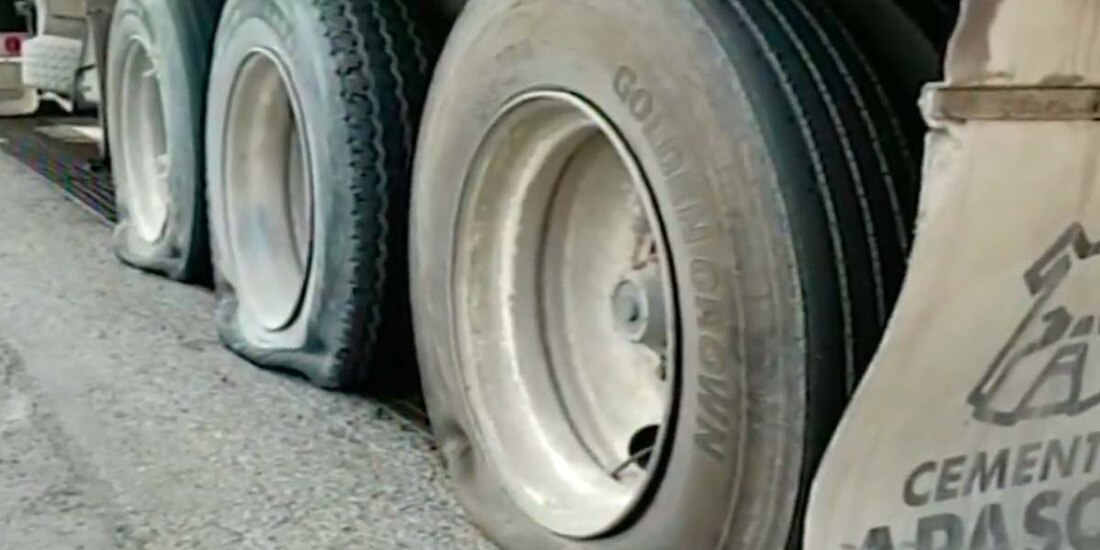 Los vehículos que no paguen peaje en la caseta de Las Américas, en Ecatepec, Estado de México, activarán el sistema "poncha llantas", por lo que no podrán seguir con su trayecto