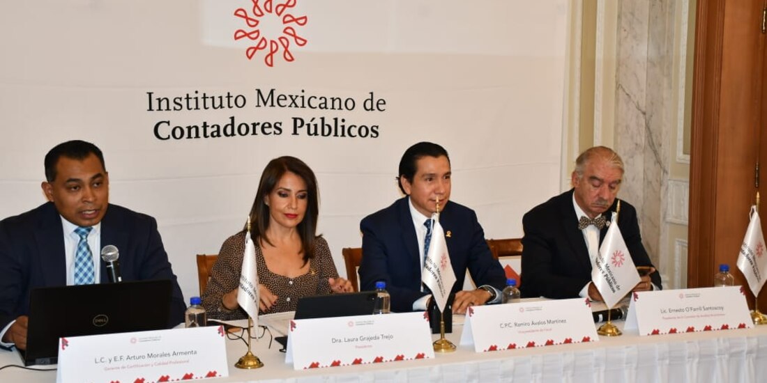 Integrantes del Instituto Mexicano de Contadores Públicos (IMCP) en conferencia de prensa.