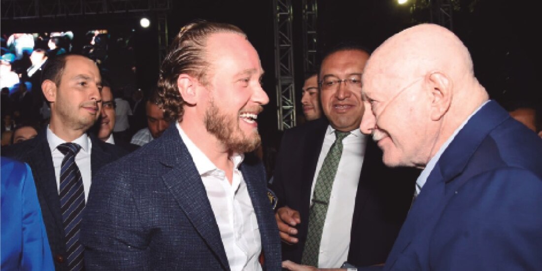 El alcalde de Benito Juárez saluda al ex titular de la SSP, Manuel Mondragón y Kalb, al terminar el evento.