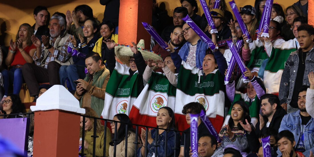 La afición tlaxcalteca vitoreó cada punto y bailó al ritmo de la música que los DJ's reproducían para animar las jugadas.