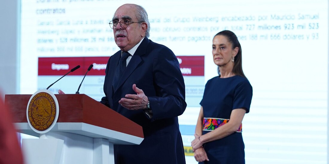 Pablo Gómez, extitular de la UIF, y la Presidenta Claudia Sheinbaum, al fondo-