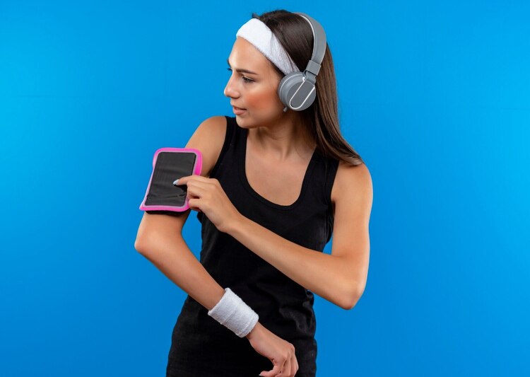 Existen aplicaciones con tecnologías que
monitorean cada uno de los movimientos que se ejecutan para ir corrigiendo a las personas y con ello evitar lesiones o accidentes.