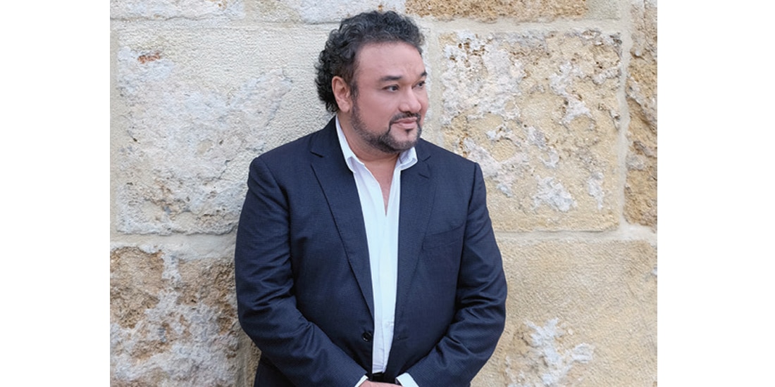 EL TENOR Ramón Vargas
en una sesión de fotos