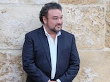 EL TENOR Ramón Vargas
en una sesión de fotos