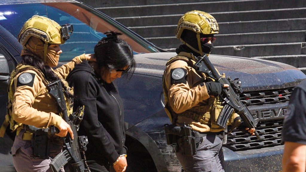 LA ALCALDESA de Amanalco, María Elena “N”, al ser detenida a fines del año pasado.