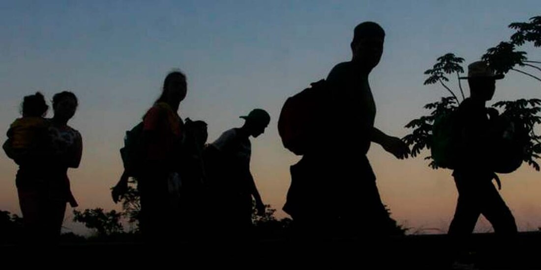 Migrantes caminan durante su rumbo por México rumbo hacia Estados Unidos.