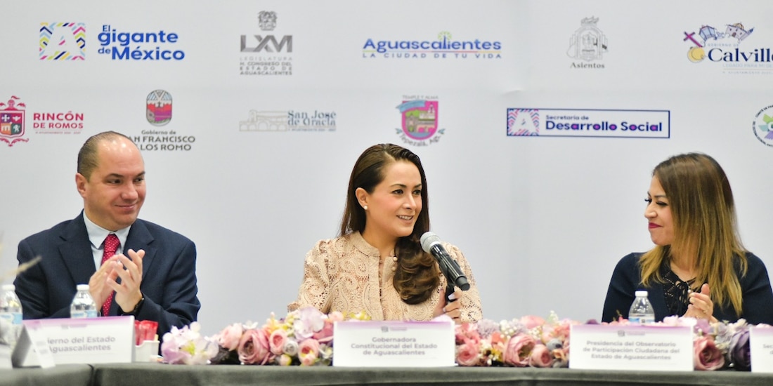 Al centro de la imagen, la gobernadora de Aguascalientes, Tere Jiménez.
