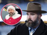Jaso Kelce se disfraza de Santa Claus y reparte regalos en el Monday Night Football