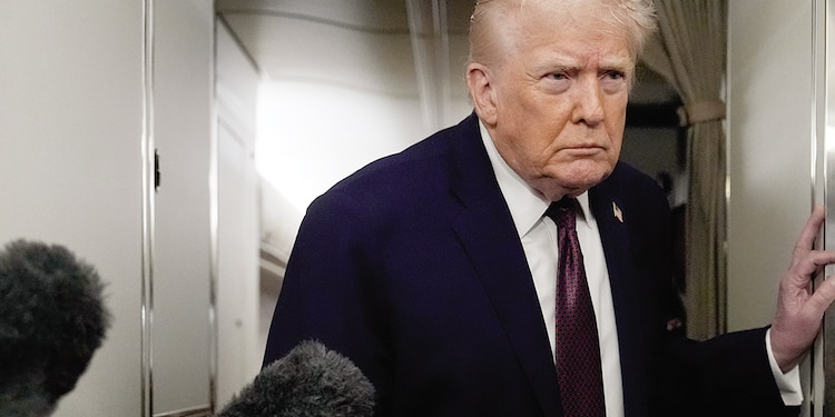 El presidente Donald Trump durante un vuelo a la Base Conjunta Andrews, Maryland, el domingo.
