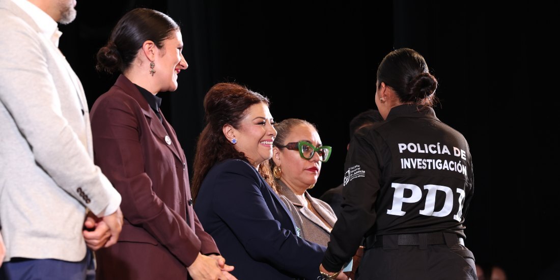 Clara Brugada y Bertha Alcalde encabezan graduación de 300 agentes de la PDI.