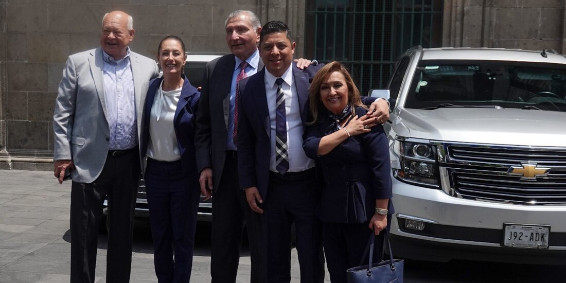 Fotografía tomada al exterior de Palacio Nacional previo a la reunión de gobernadores; al centro, Adán Augusto.