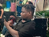 Florista haitiano durante un descanso en el Mercado de Jamaica, el 18 de octubre.