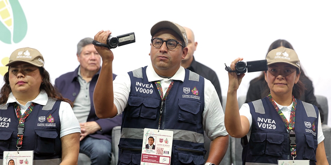Verificadores del Invea, ayer, al mostrar las cámaras que usarán.