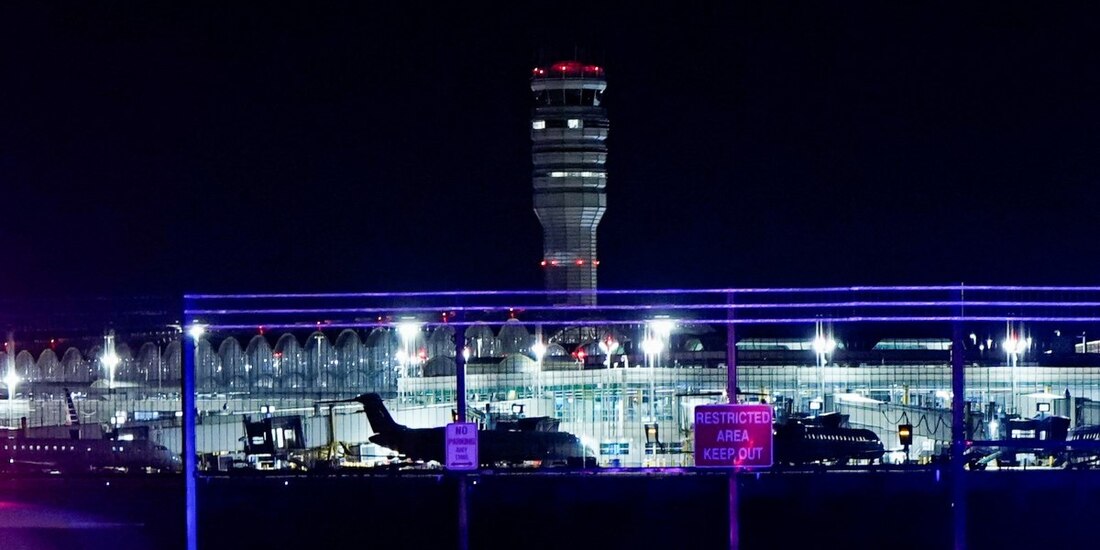 Choque de avión en Washington ocurre después de que Trump despidió al jefe de TSA.