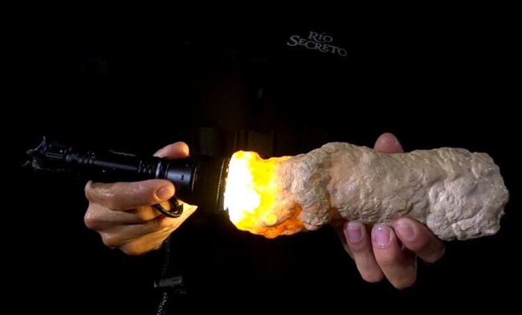 Un guía explica la importancia de las formaciones minerales que aparecen en la caverna y cavidades rocosas.